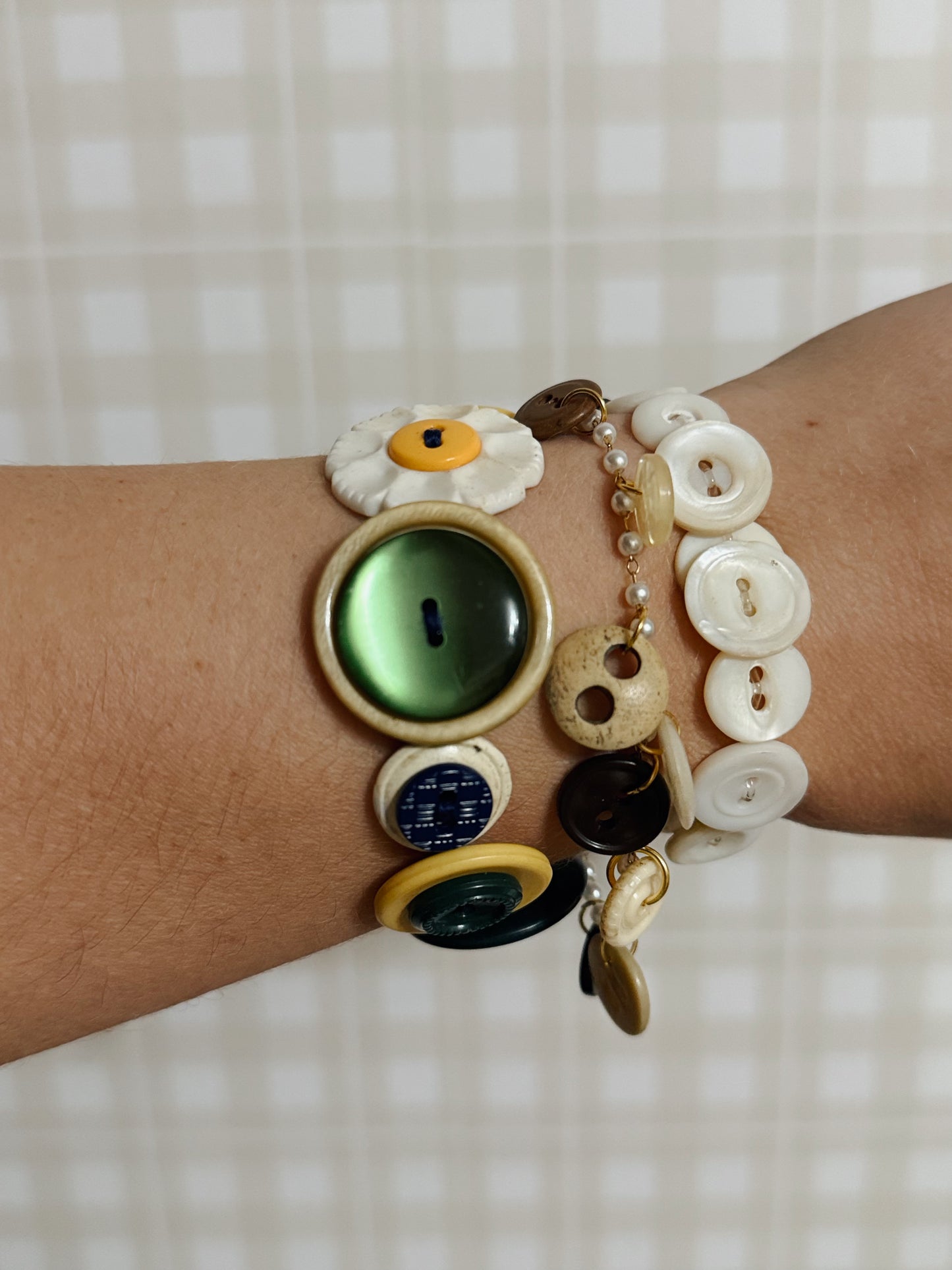 Vintage Button Handmade Bracelet (Shell Stretchy)