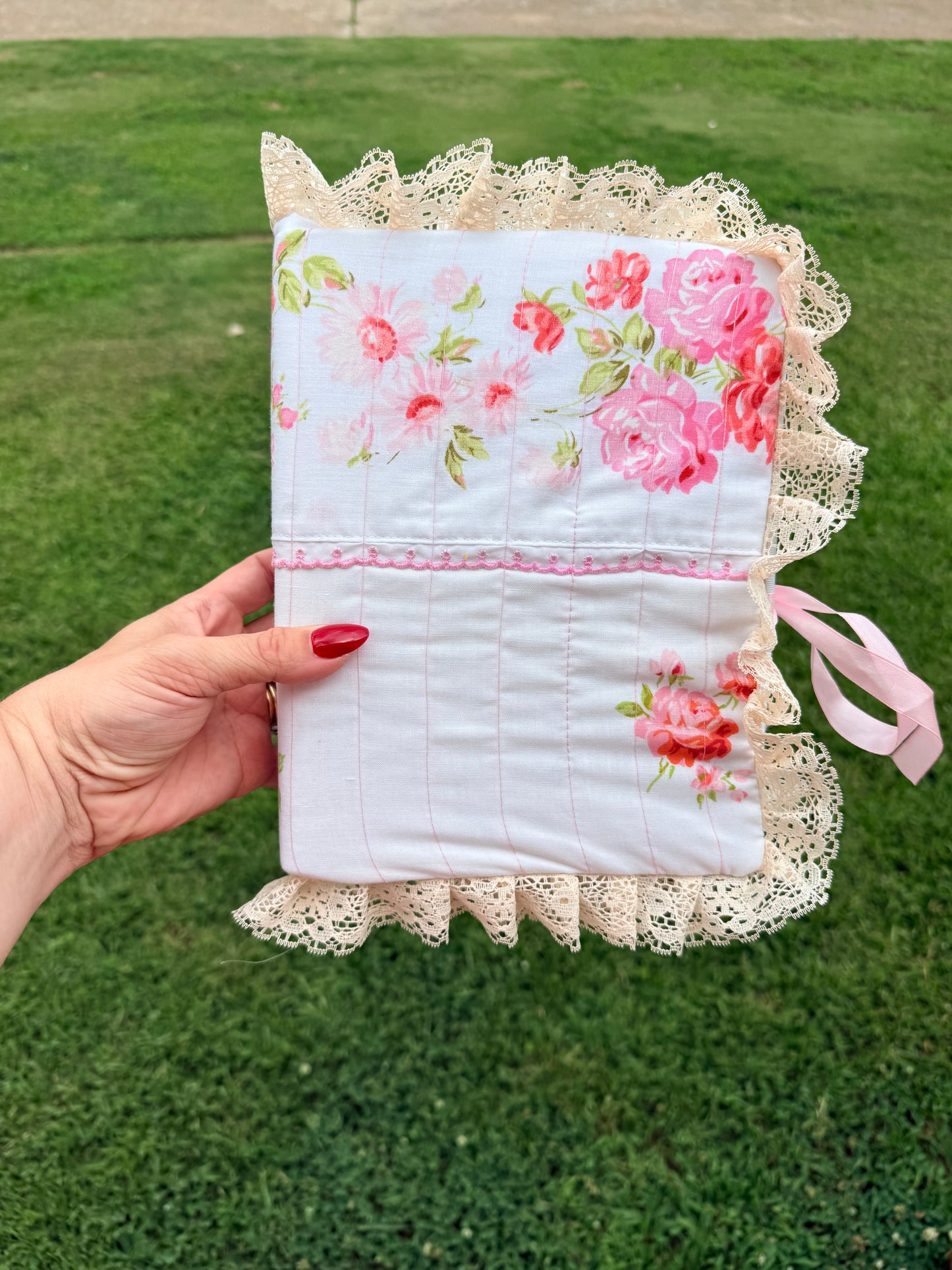 VINTAGE LINENS AND LACE PHOTO ALBUM