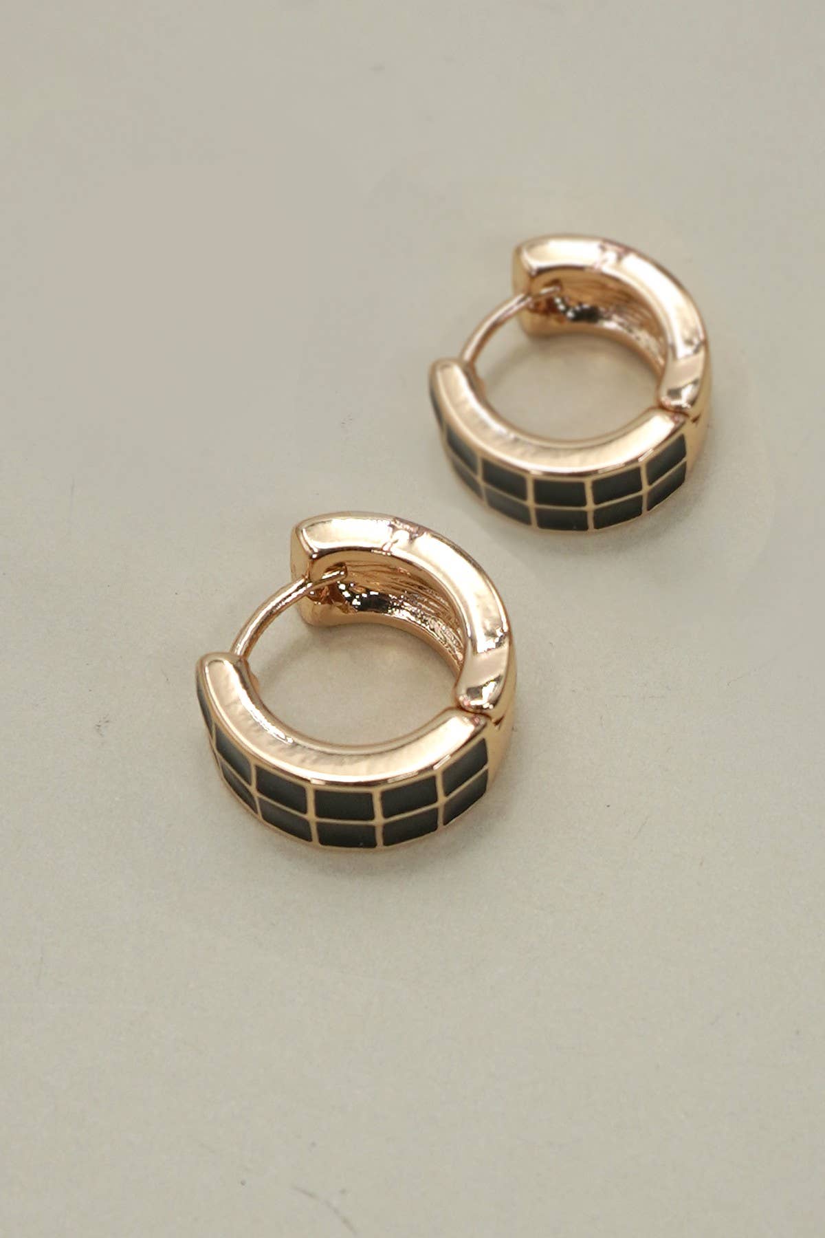 CHECKER EPOXY HUGGIE HOOP EARRINGS | 31E50298